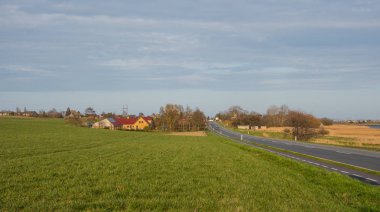 Bahar gününde Danimarka kırsalında Kalvehave kasabası