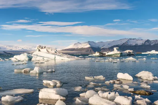 Icebergs na lagoa de gelo Jokulsarlon na Islândia — Fotografia de Stock