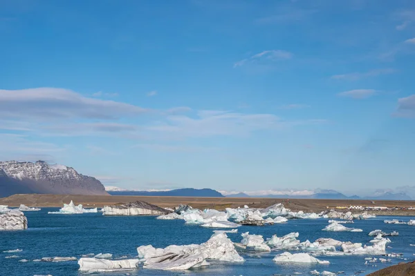 Eisberge auf der Eislagune von jokulsarlon in Island — Stockfoto