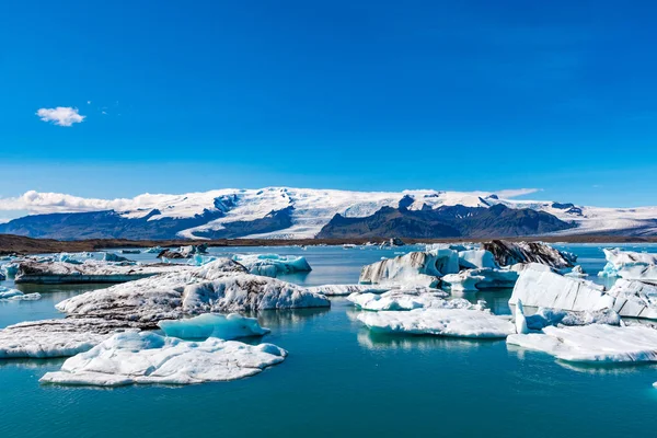 Laguna del Glaciar Jokulsarlon y glaciar Oeraefajokull, una parte del Parque Nacional Vatnaj jalá — Foto de Stock