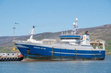 , Akureyri limanında pelagic trol Hakon EA 148