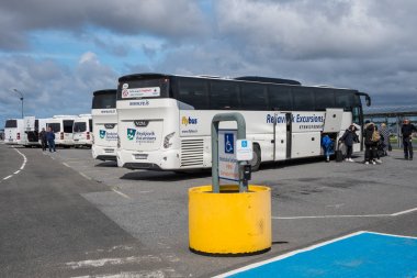 Keflavik Uluslararası Havaalanı terminalinin önünde Havaalanı servis otobüsleri