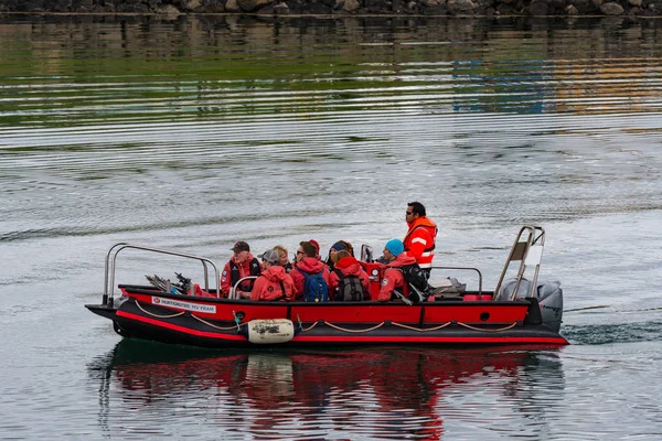 Guides du bateau de croisière Fram entrant dans le port de Hrisey en petit bateau — Photo