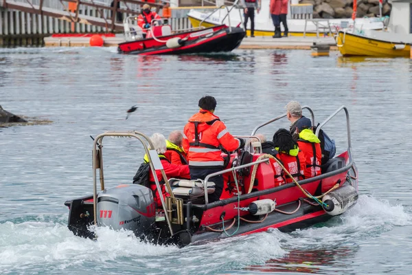 Passagers du bateau de croisière Fram entrant dans le port de Hrisey en petit bateau — Photo