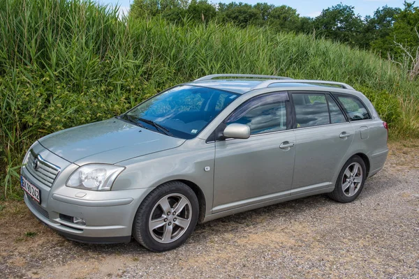 Toyota Avensis aluguer de carro estacionado na natureza — Fotografia de Stock