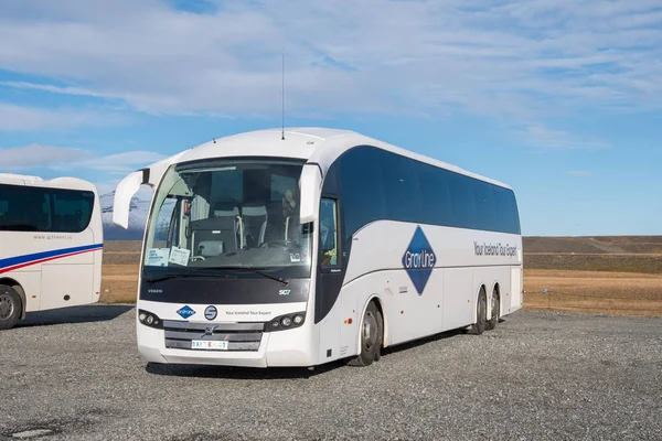 Bus wisata Volvo dari operator perjalanan bus Islandia Greyline — Stok Foto
