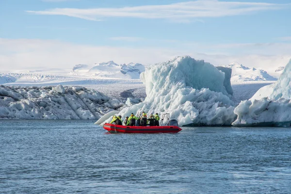 Jokulsarlon buz Lagünü üzerinde Zodiac Boat turu — Stok fotoğraf