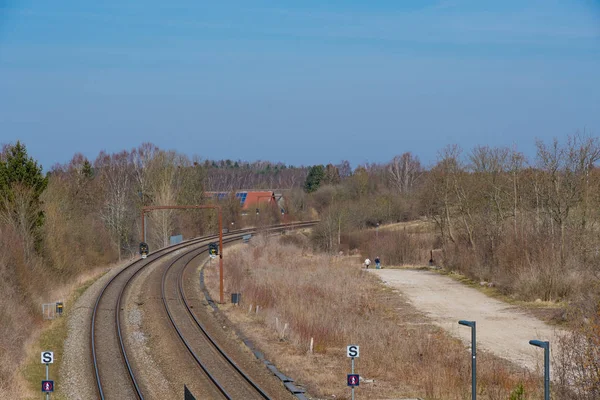 Железная дорога рядом с городом Глюмсе в Дании — стоковое фото