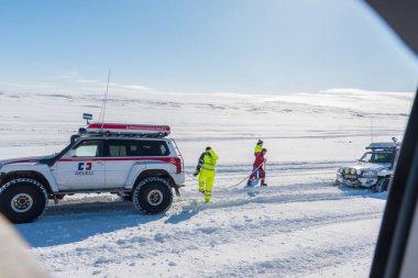 Modifiye Nissan Patrol arama ve kurtarma kamyonu Ice-Sar sıkışmış bir araba çekmeye hazırlanıyor