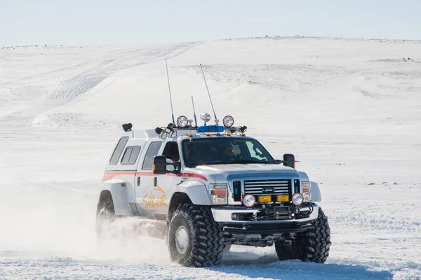 Modifikovaný 4x4 Ford F350 na velkých pneumatikách od islandského vyhledávacího a záchranného týmu — Stock fotografie