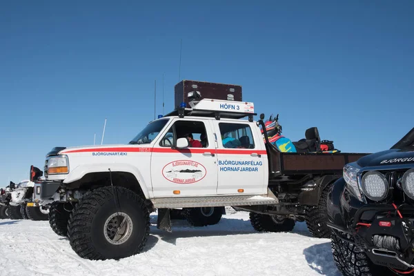 Změněný náklaďák 4x4 Ford F250 z Islandu pátrací a záchranou se sněžným skútru na BAC — Stock fotografie