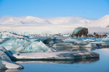 Güney İzlanda 'daki Jokulsarlon Buzul Gölü' nde buzdağları