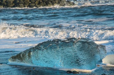 Buzdağları yakınındaki South Iceland'deki / daki Jokulsarlon elmas sahil sahilde