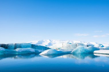 Güney İzlanda 'daki Jokulsarlon Buzul Gölü' nde buzdağları
