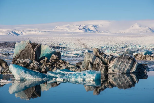 アイスランド南部のジョクルサロン氷河ラグーンの氷山 — ストック写真
