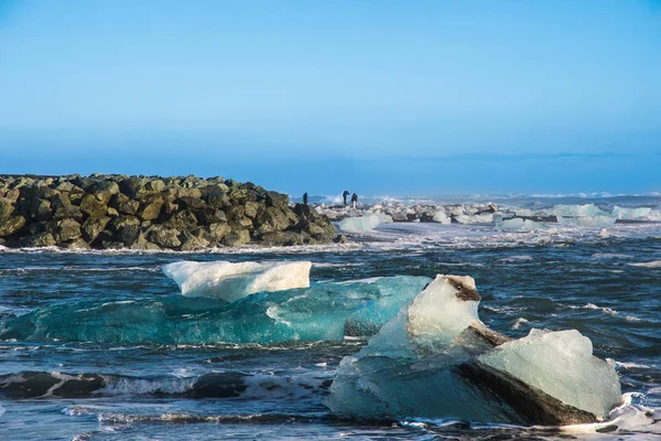 Ijsbergen op het strand van de kust van de diamant in de buurt van Jokulsarlon in South Iceland — Stockfoto