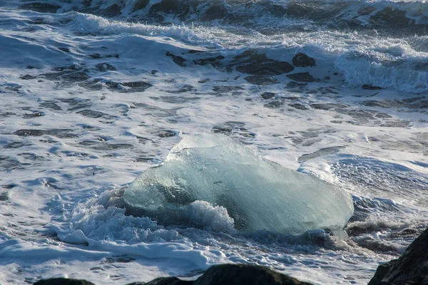 Παγόβουνο στην ακτή της παραλίας Diamond στη Νότια Ισλανδία — Φωτογραφία Αρχείου