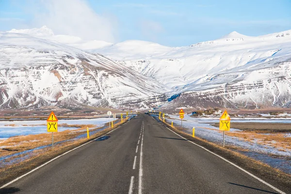 İzlanda kırsalında yol