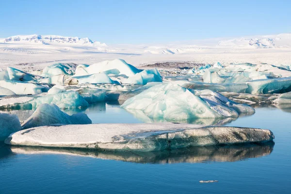 Icebergs dans la lagune du glacier Jokulsarlon dans le sud de l'Islande — Photo