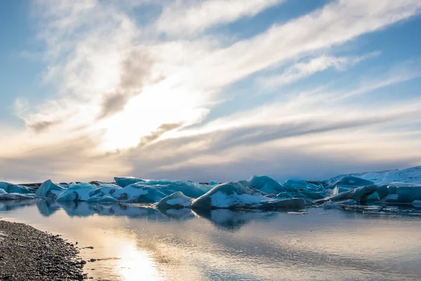 Puesta de sol sobre los icebergs en la laguna del glaciar Jokulsarlon en Islandia —  Fotos de Stock
