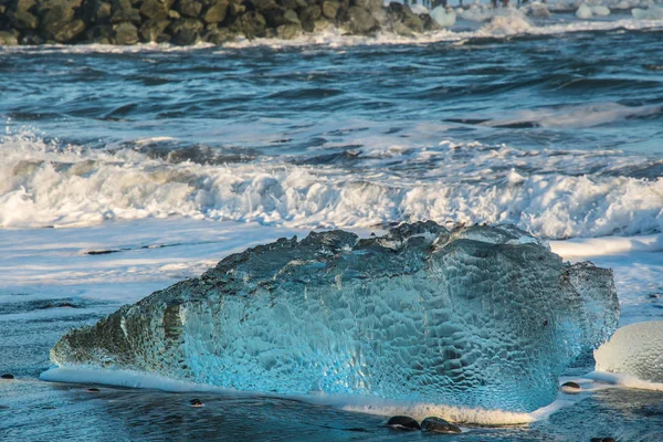 Buzdağları yakınındaki South Iceland'deki / daki Jokulsarlon elmas sahil sahilde