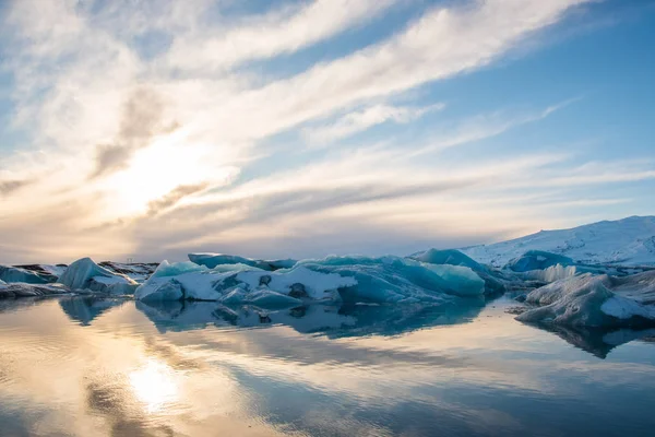 Tramonto sopra gli iceberg sulla laguna del ghiacciaio Jokulsarlon in Islanda — Foto Stock