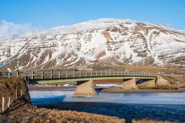 Puente de un solo carril sobre el campo islandés — Foto de Stock