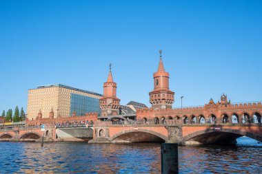 Spree nehrinde Oberbaum Köprüsü