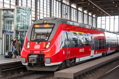 Berlin Zoologischer Garten Tren istasyonunda tren
