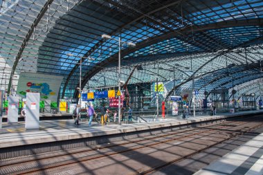 Berlin Merkez Tren istasyonunda tren bekleyen insanlar