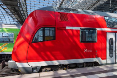 Berlin Merkez Tren istasyonunda çift katlı Tren