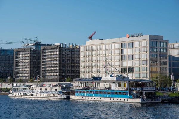 Hotel Barcazas en el río Spree frente a modernos edificios de oficinas y el Muro de Berlín —  Fotos de Stock