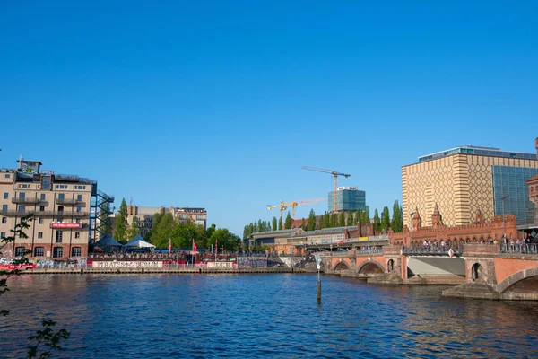 The wall museum and the Oberbaum bridge in city of Berlin in Germany — Stock Photo, Image