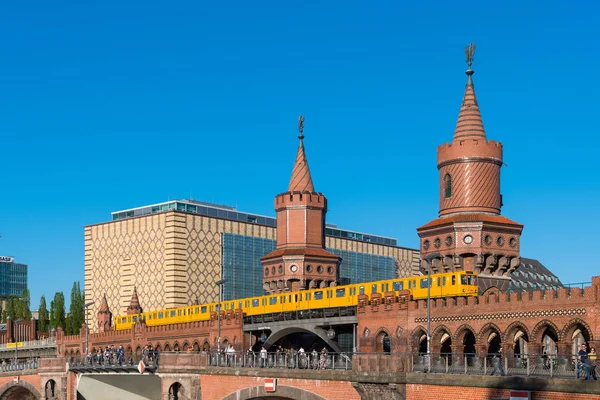 Tren U-Bahn cruzando el puente de Oberbaum en la ciudad de Berlín en Alemania — Foto de Stock