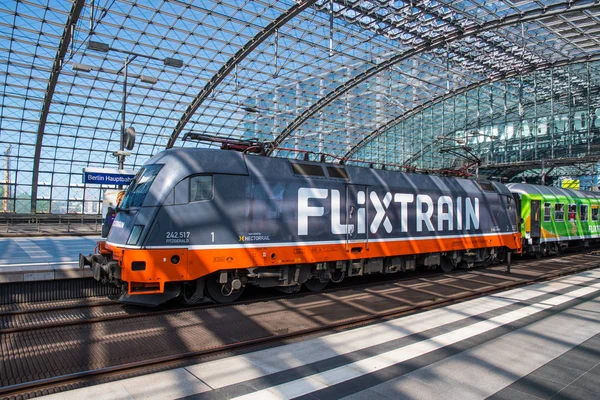 Berlin Merkez Tren istasyonunda flixtrain Lokomotive