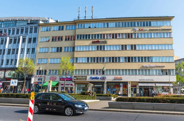 Edificio de oficinas con tiendas en la planta baja de la ciudad de Berlín — Foto de Stock