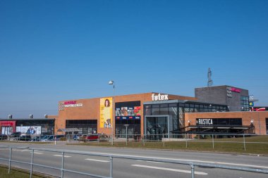 Güneşli bir bahar gününde halkalı alışveriş merkezi