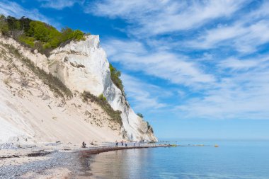 Mons Klint tebeşir kayalıkların plajda turistler