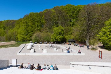 Mons Klint tebeşir kayalıkları parkta güneşli bir günde eğlenen insanlar