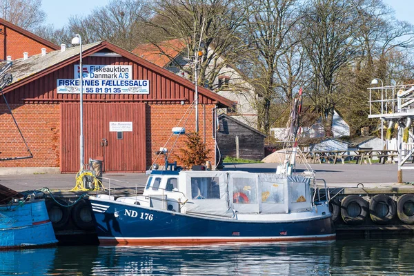 Barco de pesca en el puerto de Klintholm en Dinamarca — Foto de Stock