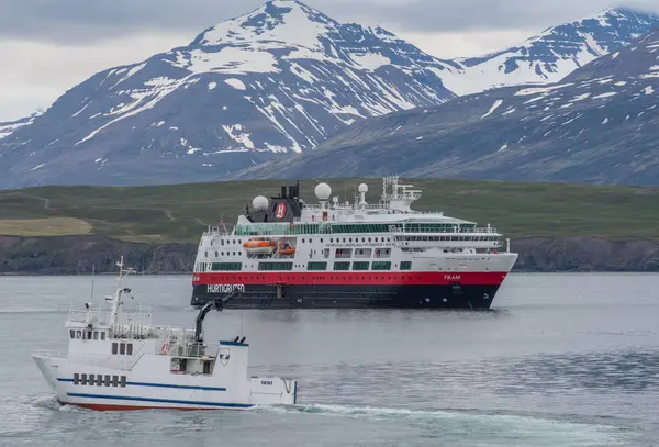 Navio de cruzeiro Fram da companhia de navegação norueguesa Hurtigruten e do ferry para a ilha de Hrisey — Fotografia de Stock