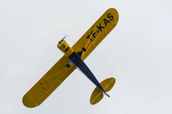 Mały prywatny samolot latający na niebie — Zdjęcie stockowe