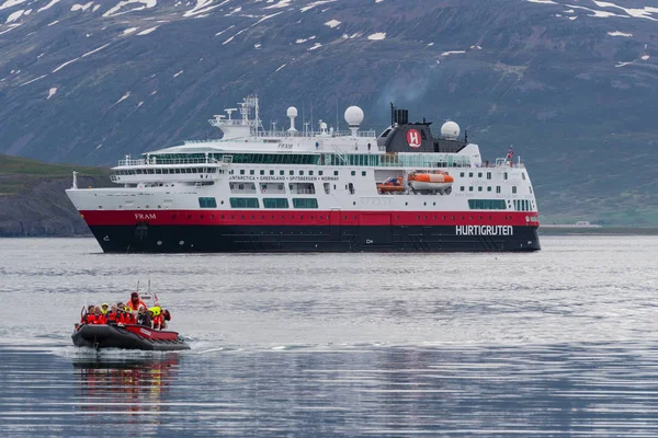Tur gemisi Fram Norveç kargo şirketi Hurtigruten dan Eyjafjordur Izlanda