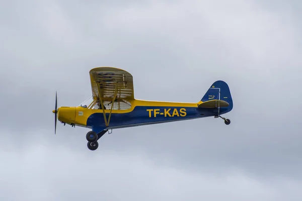 Mały prywatny samolot latający na niebie — Zdjęcie stockowe