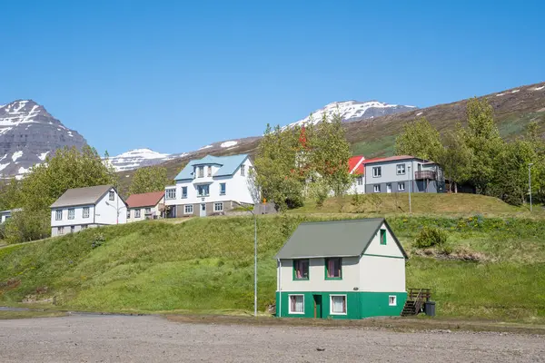 Staden Faskrudsfjordur på östra Island — Stockfoto