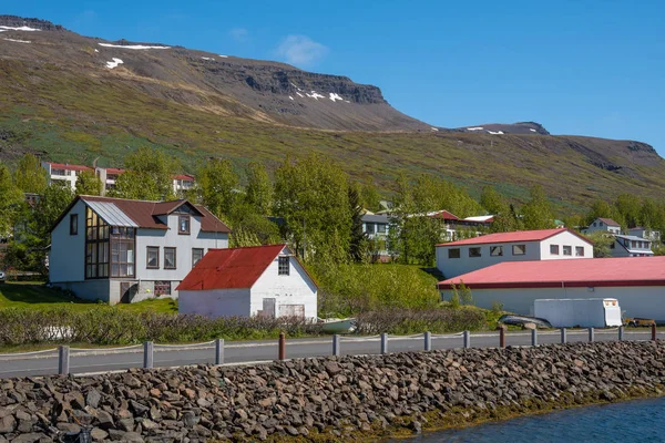 Cidade de Faskrudsfjordur no leste da Islândia — Fotografia de Stock