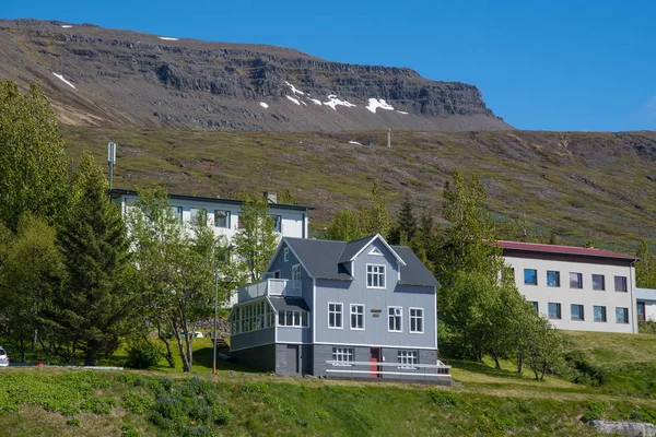 Cidade de Faskrudsfjordur no leste da Islândia — Fotografia de Stock