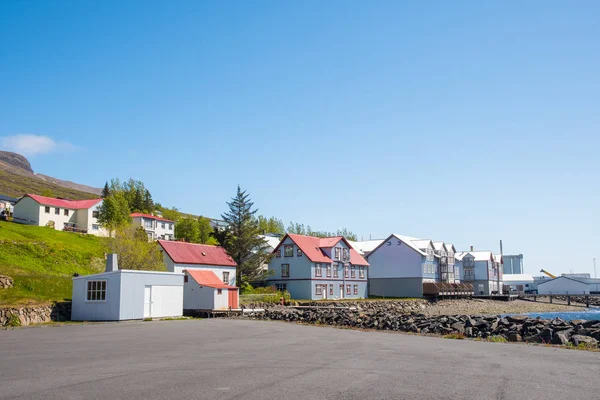 Město Faskrudsfjordur na východním Islandu — Stock fotografie