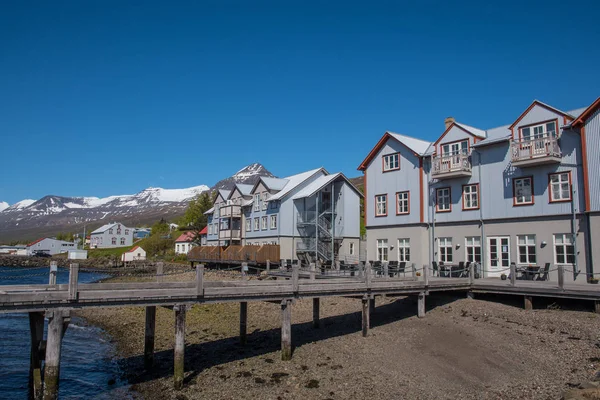 Cidade de Faskrudsfjordur no leste da Islândia — Fotografia de Stock