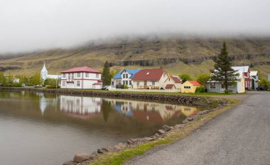 Doğu Izlanda 'da Seydisfjordur kasabasında eski binalar